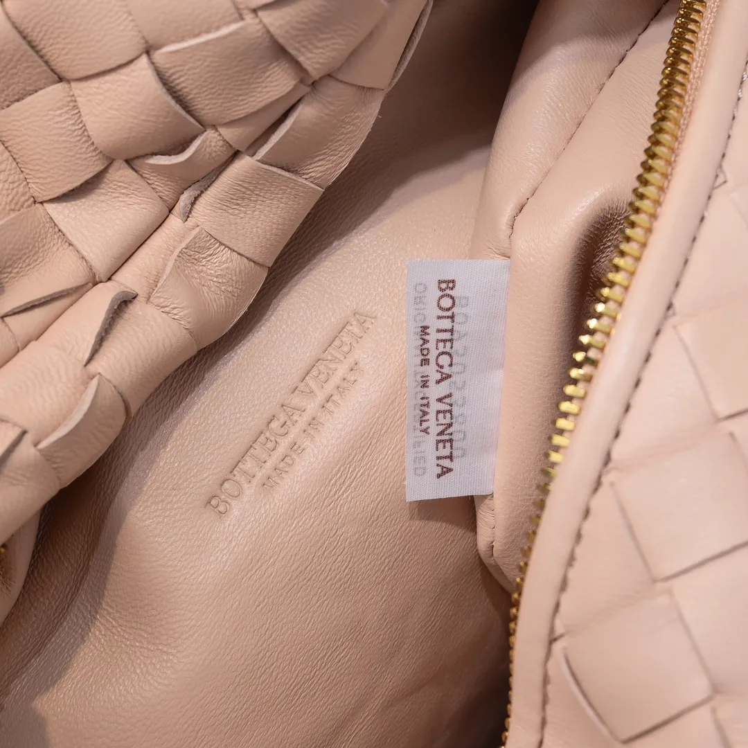 Batch 1460 BV Bottega Veneta 2022 Early Spring New Ladies Medium JODIE Handbag BV Bag 🔥The new method is to round the corners on the original basis and knot the round hobo bag with classic woven leather. The most iconic triangular pull-out design, using sheepskin draped soft shape, is super suitable for concave shapes~ Jodie feels really gentle to people, and is definitely the best item for daily matching. It has the same weave, new elements and twists, and is versatile. It is the new favorite of street style Internet celebrities! Size: 36*21*13 Model: 6697